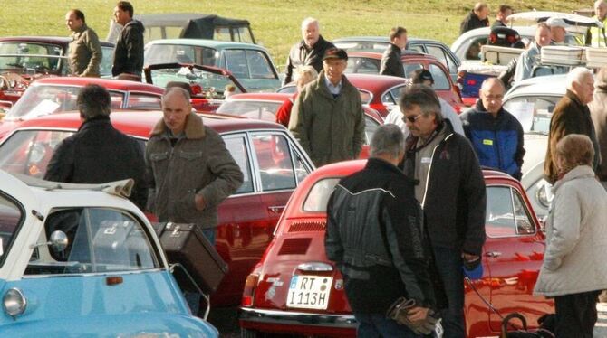 Der Platz vor dem Automuseum in Engstingen reichte nicht aus, um all die technischen Raritäten zu fassen. FOTO: LEIPPERT