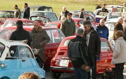 Der Platz vor dem Automuseum in Engstingen reichte nicht aus, um all die technischen Raritäten zu fassen. FOTO: LEIPPERT