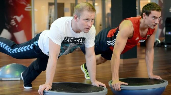 Die Trainer Teemu Mustonen (links) und Erik Vermeulen machen im Fitnessstudios »Hard Candy Fitness« mit einem Gleichgewichtstrai