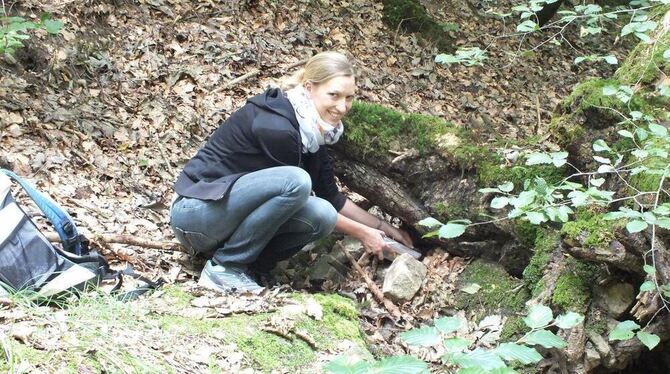 Nadine Strohmaier vesteckt an einem Geocaching-Punkt einen Cache, der allerhand Infos und manchmal auch ein kleines Geschenk ent