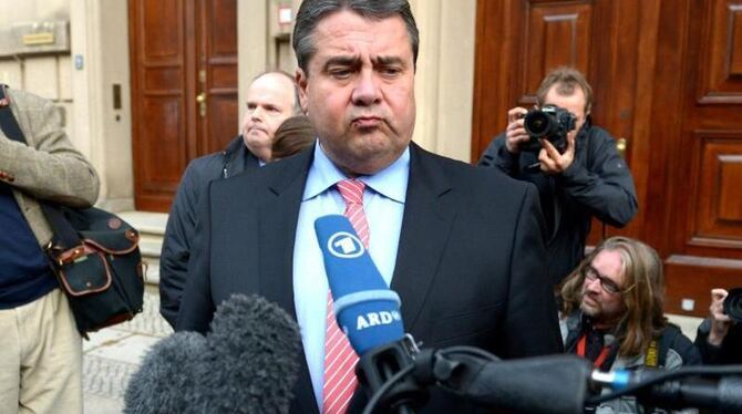 Mit einem skeptischen Gesicht verlässt der SPD-Bundesvorsitzende Sigmar Gabriel die Sondierungsgespräche. Foto: Rainer Jensen