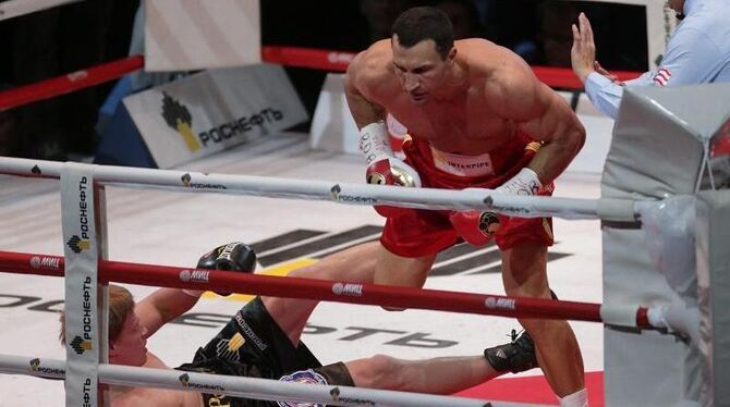 Wladimir Klitschko (M) hat Herausforderer Alexander Powetkin zu Boden geschickt. Foto: Maxim Shipenkov