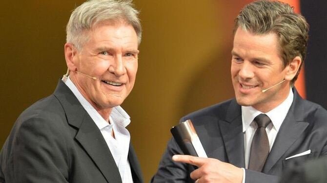 Moderator Markus Lanz (r) mit Harrison Ford in der ZDF-Show »Wetten, dass..?«. Foto: Carmen Jaspersen/dpa