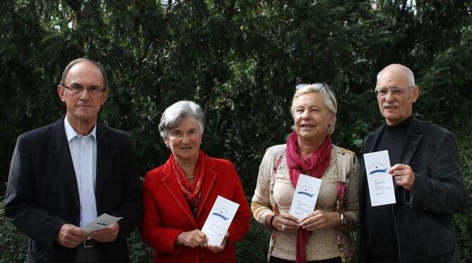 Der Vorstand der Stiftung Palliativpflege: Robert Trost (von links), Suse Gnant, Dr. Barbara Dürr und Arno Leis. FOTO: STRÖHLE