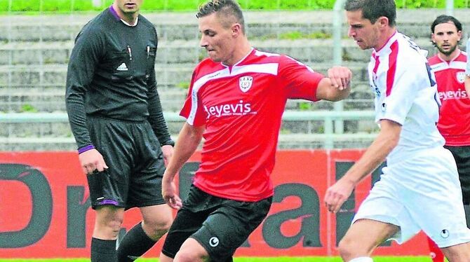 Hasan Pepic (rotes Trikot), hier im Zweikampf mit dem Ex-Reutlinger Fabian Kurth, stand beim SSV zum ersten Mal in der Startform