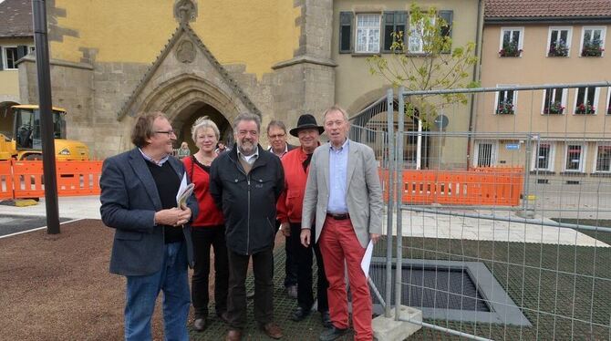 SPD-Stadträte präsentierten ihren Antrag am Schauplatz vorm Tübinger Tor: Ulrich Lukaszewitz (von links), Edeltraut Stiedl, Joha