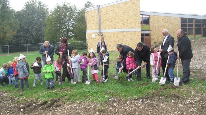 Mit tatkräftiger Hilfe vieler Kinder wurde gestern der erste Spatenstich für das erste Kinderhaus in Neuhausen vollzogen. GEA-FO