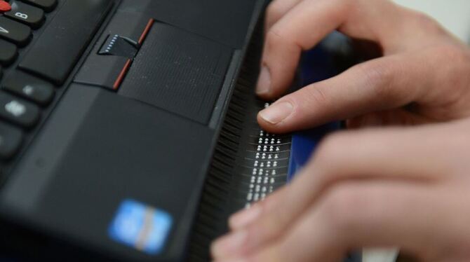 Mit Hilfe einer Braillezeile können Blinde am Computer lesen. FOTO: DPA