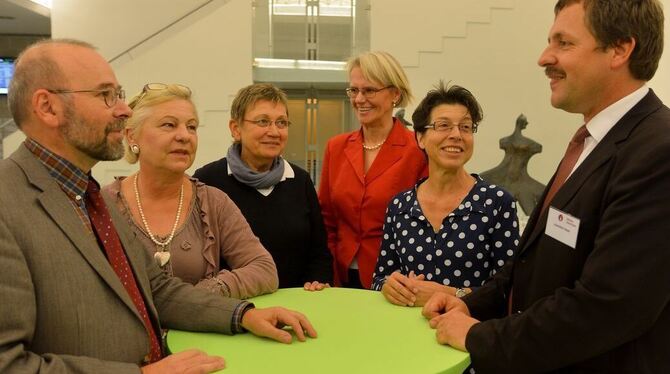 Frieder Leube (von links), Barbara Dürr, Gisela Steinhilber, Gerda Holz, Susanne Stutzmann und Joachim Haas diskutierten in der