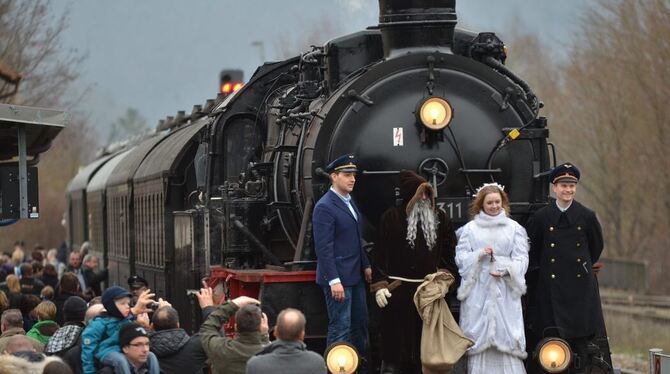 Bescherung inklusive: Die Winter-Dampfzüge der Schwäbischen Alb- Bahn stecken voller Überraschungen. Im Advent starten die Ausfl