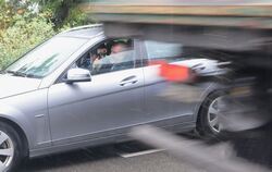 Schwer zu erkennen: die Polizisten mit ihrem Lasermessgerät beim gestrigen Blitzmarathon im Reutlinger König- sträßle. GEA-FOTO: