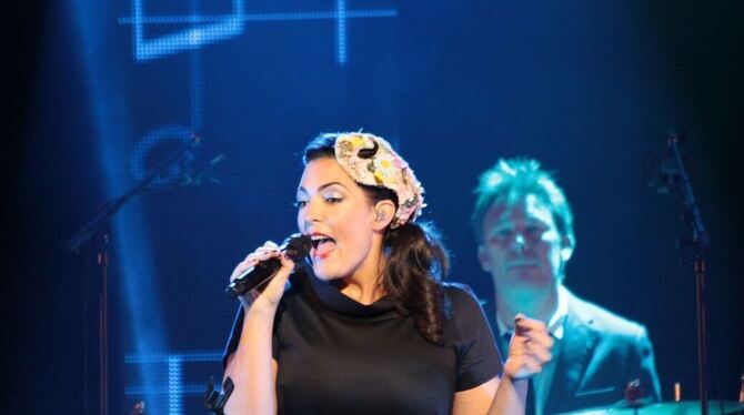 Wenn Caro Emerald singt, dann glüht das Tanzfieber. So war das auch bei ihrem Auftritt in der Liederhalle. FOTO: MERKLE