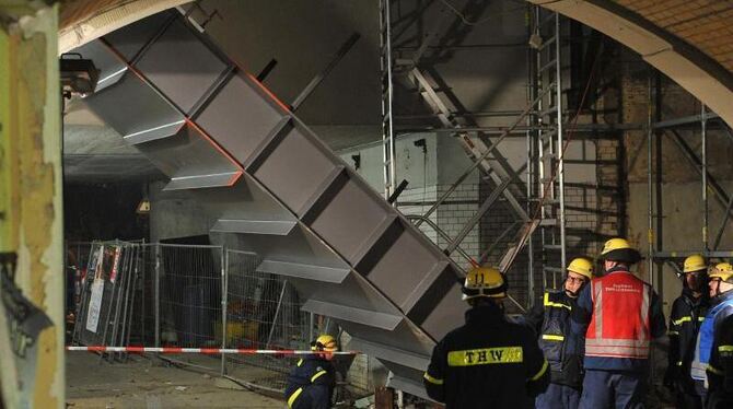 Das abgestürzte Stahlbrückenteils im Berliner S-Bahnhof Karlshorst. Foto: Paul Zinken