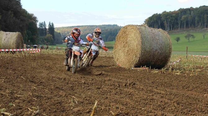 Alle zwei Jahre verwandelt sich ein abgeerntetes Feld bei St. Johann in eine Rennstrecke für Motocross-Fahrer.  FOTO: SCHULT