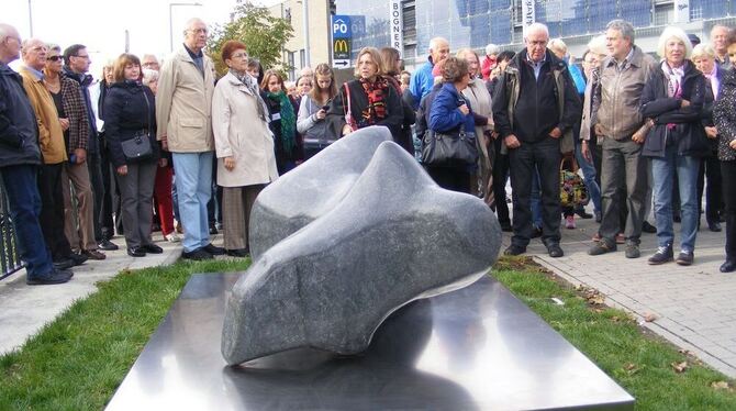 »Mutter Natur« von Rainer Guschlbauer, Granit, 2012: ein Kunstwerk von vielen, die es entlang der Metzinger Kunstwege zu entdeck