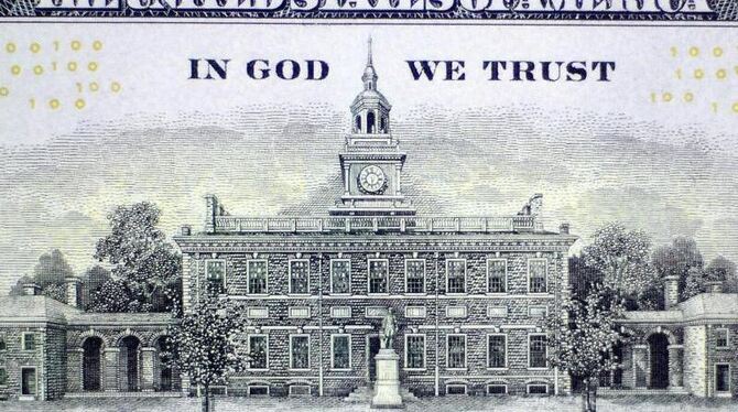 »IN GOD WE TRUST«: Viel mehr bleibt den US-Amerikanern momentan nicht. Foto: Astrid Riecken