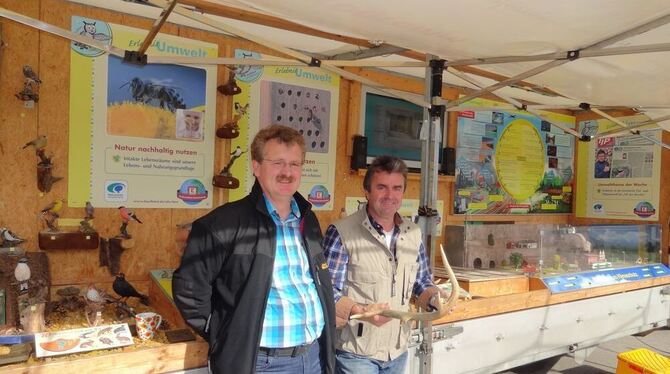 Johannes Jugel (links) und Albrecht Trentz vor dem Umwelt-Mobil. FOTO: LALU