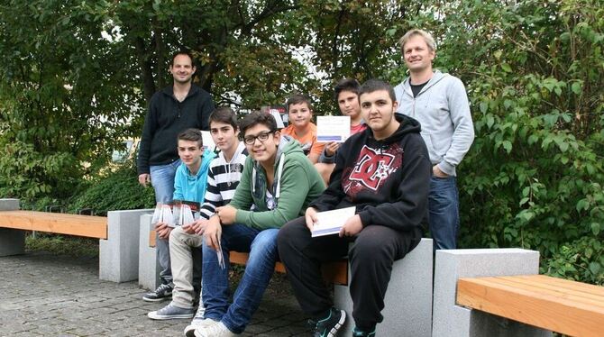 Drei Bänke, die junge Leute in Dettingen für sich und andere gebaut haben. Rechts der Leiter des Jugendhauses, Lars Luft, links