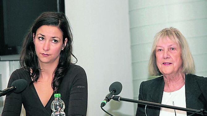 Dr. Brigitte Bausinger (rechts) und Chrysi Taoussanis. FOTO: STRÖHLE