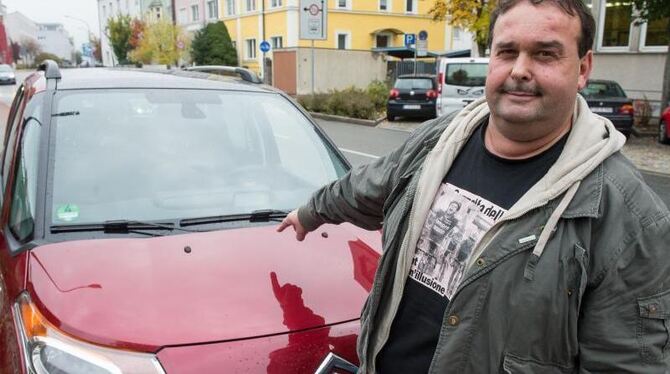 Kläger Rupert Beer zeigt die Stelle auf seinem Auto, auf der sich das Liebespaar tollte. Foto: Armin Weigel