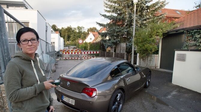 Garagen-Einfahrt schwer gemacht: Stefanie und Aaron Fontsitzidis klagen gegen den Rückbau der Moserstraße. FOTO: TRINKHAUS