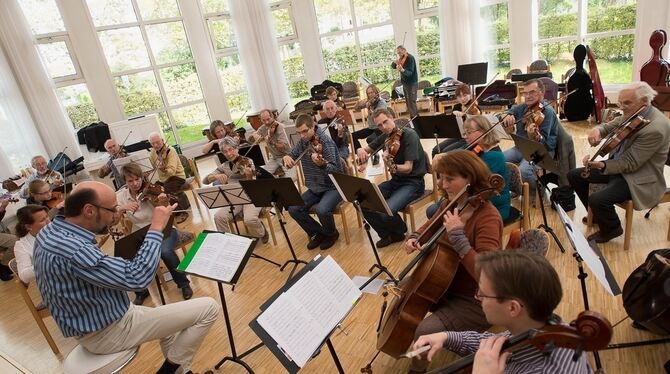 Das Kammerorchester Metzingen beim Probenwochenende fürs Herbstkonzert unter der Leitung seines Dirigenten Oliver Bensch