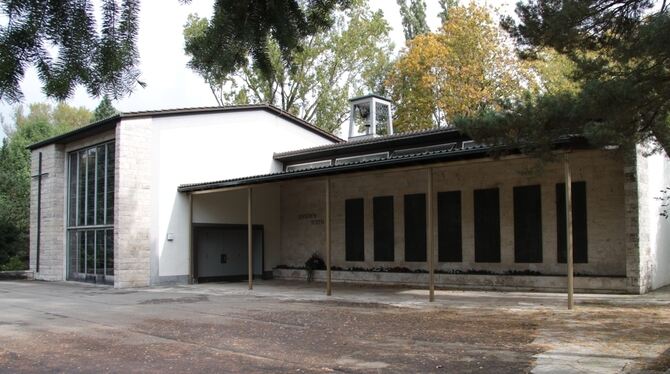 Die Aussegnungshalle auf dem Mössinger Friedhof wird innen umgebaut und saniert, der große Andachtsraum (linker Bauteil) bekommt