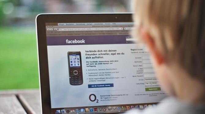 Facebook verändert die Einstellungen zur Privatsphäre für Teenager. Foto: Jens Wolf/Archiv