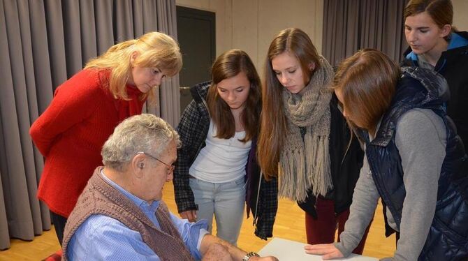 Nach dem Vortrag kamen noch viele Schüler zu David Salz, um ihm Fragen zu stellen. Einige Neuntklässlerinnen baten ihn, ihnen di