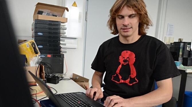 Der blinde Student Jakob Herrmann liest mithilfe einer Braillezeile am Computer. Herrmann ist nicht nur für sein Informatikstudi