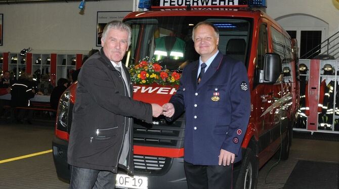 Bürgermeister Joseph Reichert (links) und Kommandant Kurt Alexander vor dem neuen 3,5-Tonner. GEA-FOTO: MEY