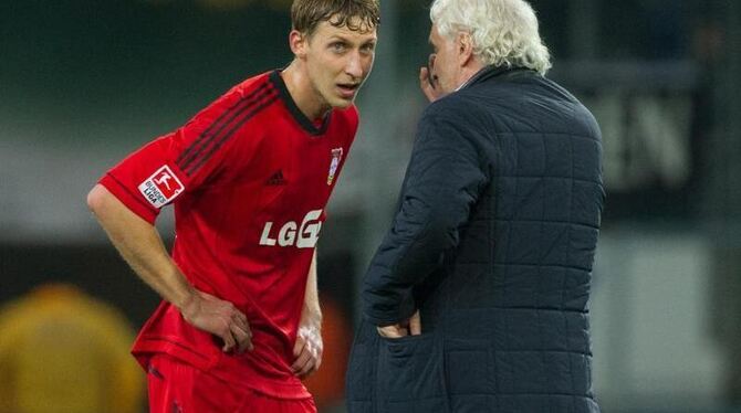 Stefan Kießling und Sportdirektor Rudi Völler sprechen nach dem Abpfiff über die Szene des Abends. Foto: Uwe Anspach