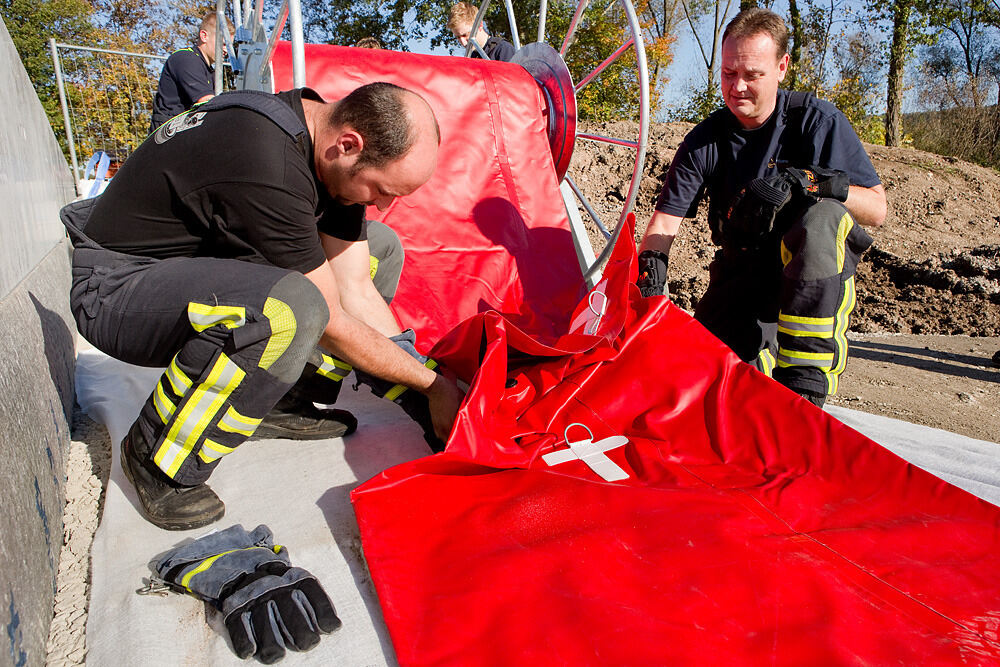 Feuerwehrübung Hochwasserschutzsystem Tübingen