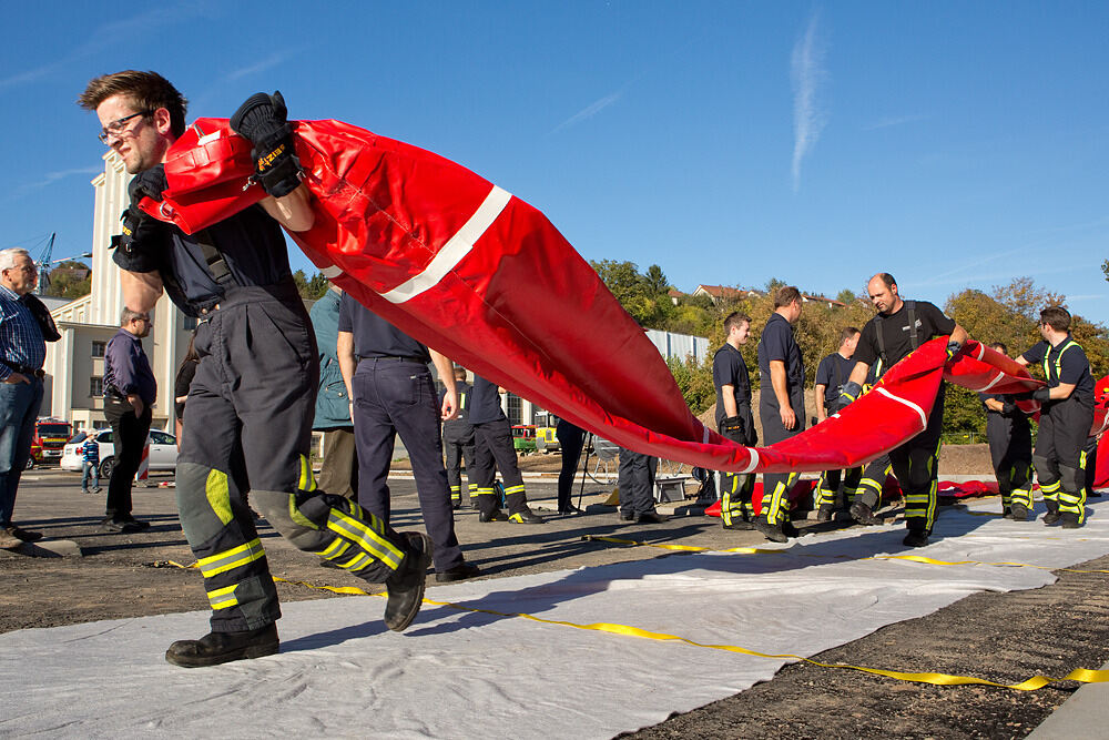 Feuerwehrübung Hochwasserschutzsystem Tübingen