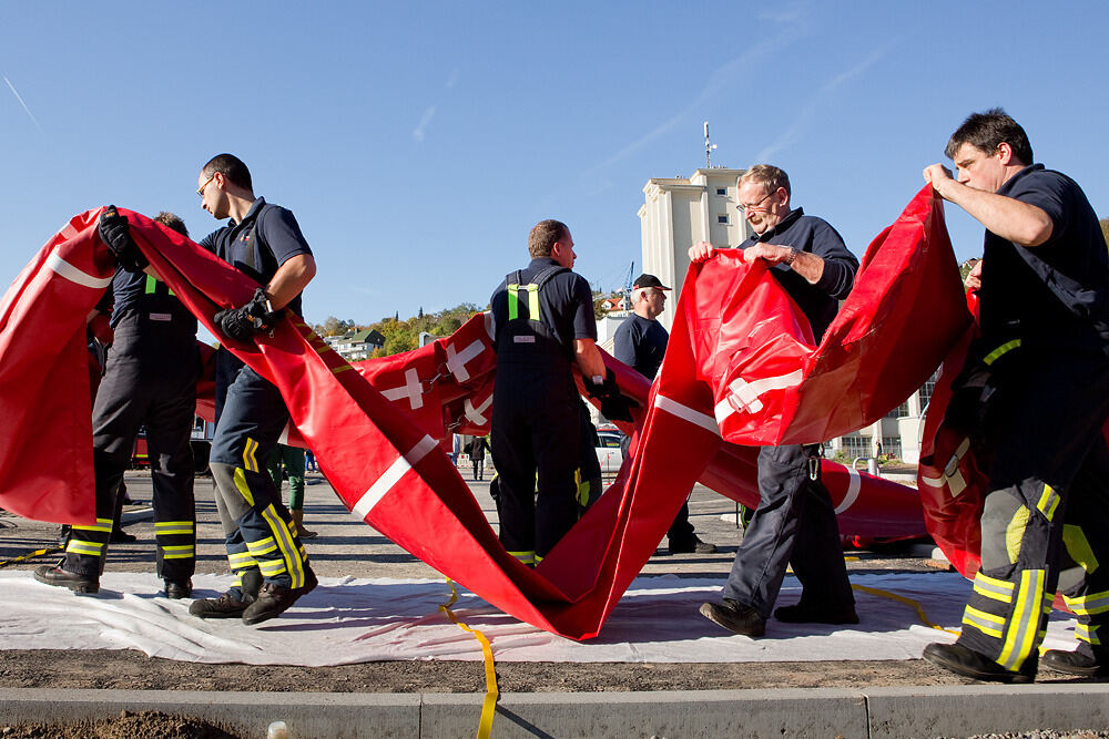 Feuerwehrübung Hochwasserschutzsystem Tübingen