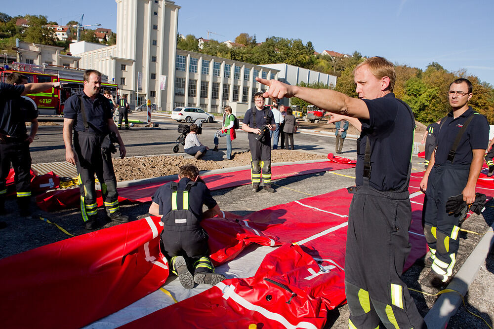 Feuerwehrübung Hochwasserschutzsystem Tübingen