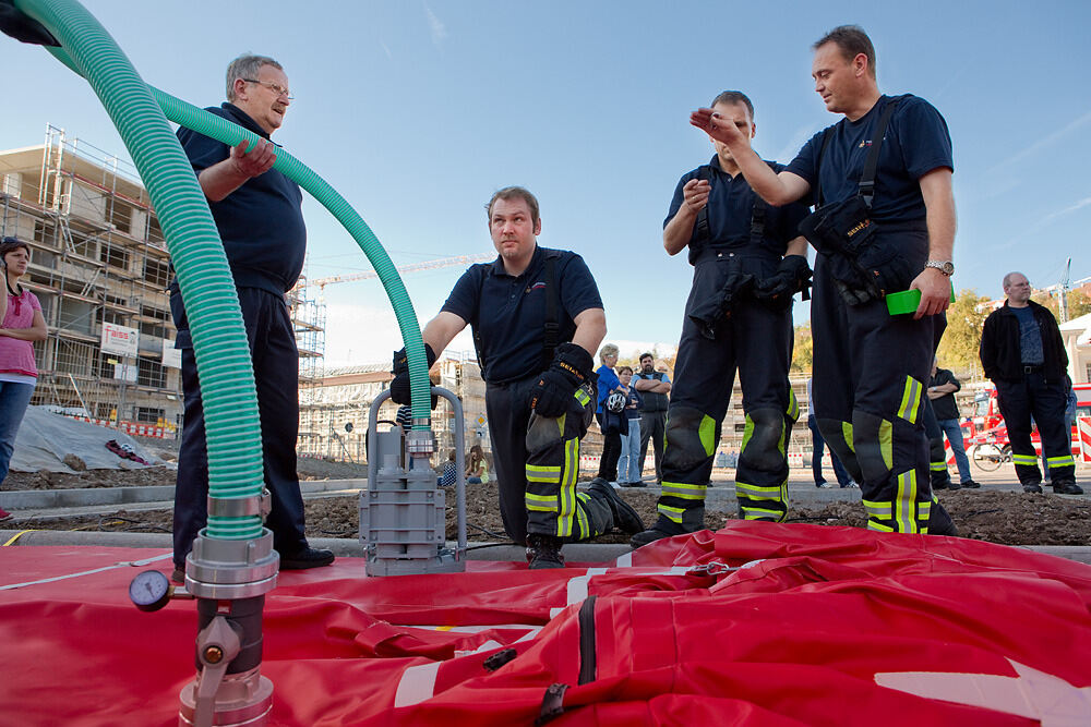 Feuerwehrübung Hochwasserschutzsystem Tübingen