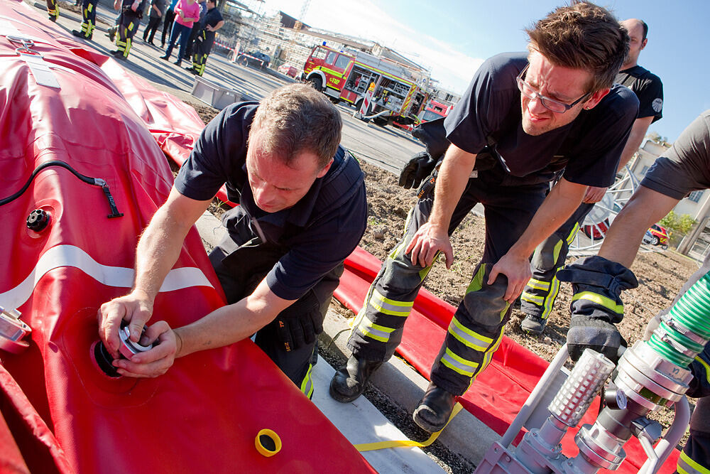 Feuerwehrübung Hochwasserschutzsystem Tübingen