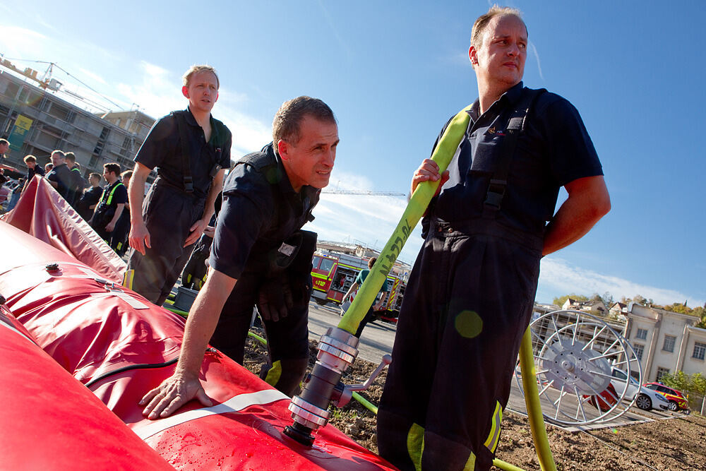 Feuerwehrübung Hochwasserschutzsystem Tübingen