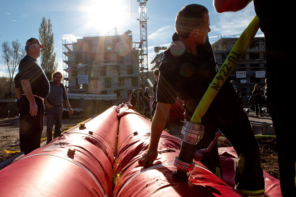 Feuerwehrübung Hochwasserschutzsystem Tübingen