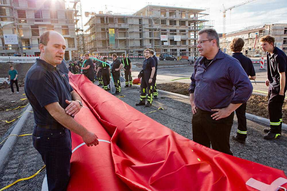 Feuerwehrübung Hochwasserschutzsystem Tübingen