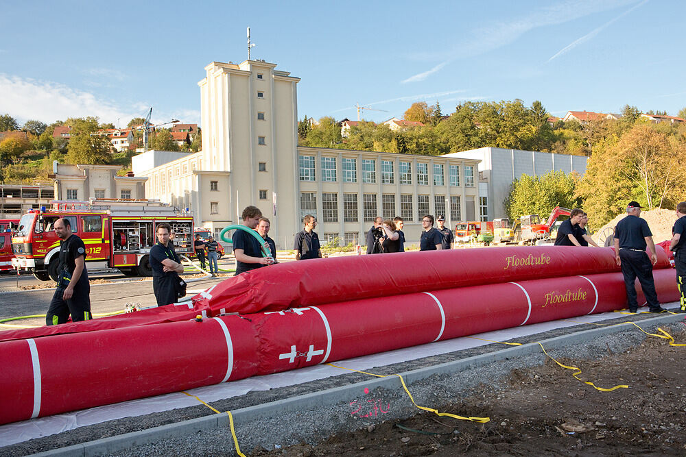 Feuerwehrübung Hochwasserschutzsystem Tübingen