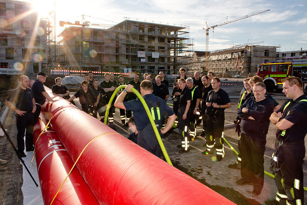 Feuerwehrübung Hochwasserschutzsystem Tübingen