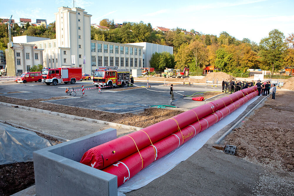 Feuerwehrübung Hochwasserschutzsystem Tübingen