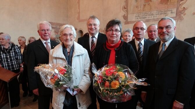 Der Vorsitzende des Sondelfinger Liederkranzes, Karl-Ulrich Ruggaber, und Bürgermeister Robert Hahn (hinten links und Mitte) ehr