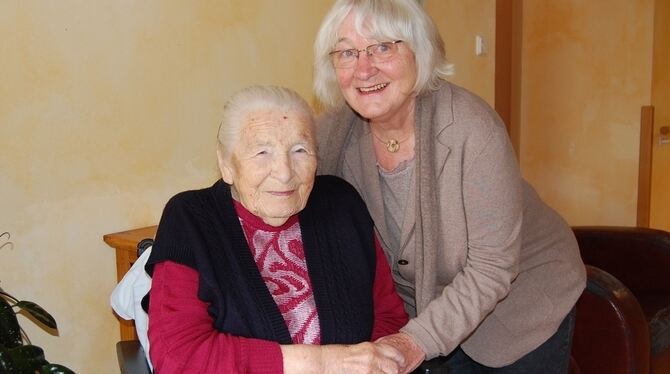 Hedwig Klingenstein mit ihrer Nichte Sieglinde Widmann. Die älteste Einwohnerin Trochtelfingens wird heute hundert Jahre alt. FO