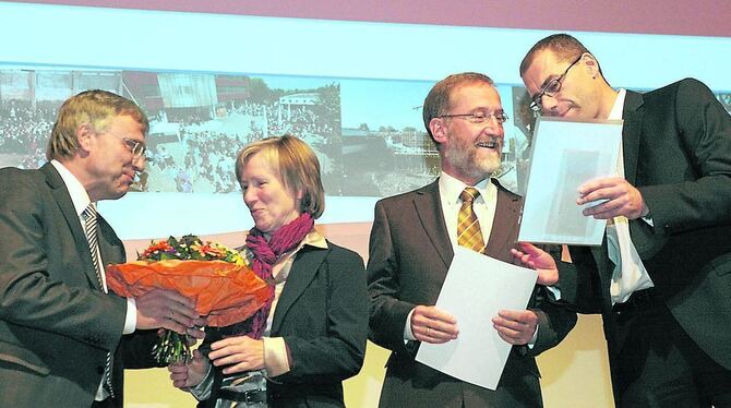Gemischte Gefühle: Gut gelaunt und doch wehmütig wurde am Freitagabend Altrektor Martin Kuhn verabschiedet. Links neben ihm sein Gemischte Gefühle: Gut gelaunt und doch wehmütig wurde am Freitagabend Altrektor Martin Kuhn verabschiedet. Links neben ihm sein
