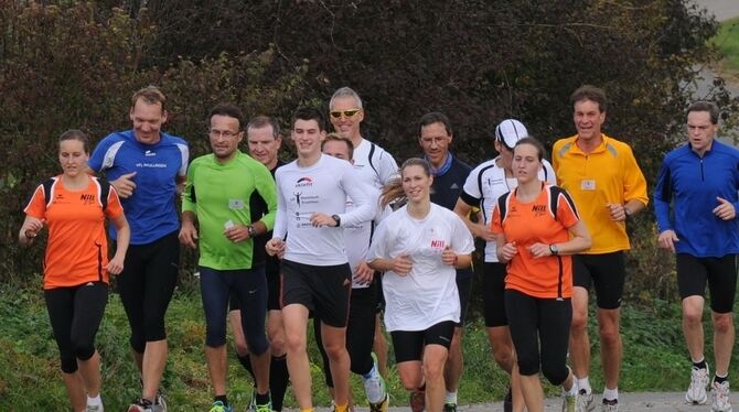 Szenetreff für Läuferbegeisterte: Teilnehmer beim Nehrener Kirschenfeldlauf.  FOTO: MEYER