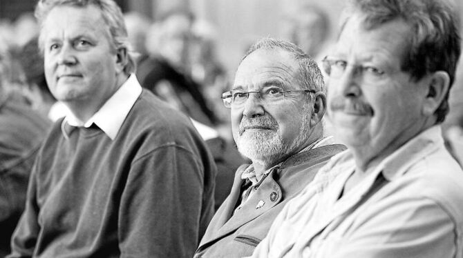 Gauvorsitzender Klaus Wieczorek (zweiter von rechts) sieht Ortsgruppen des Schwäbischen Albvereins in Existenznöten. FOTO: SCHRE