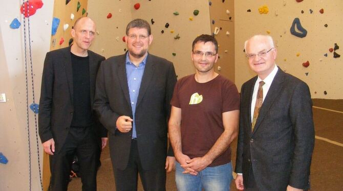 Die Kletterwand in der Christuskirche der evangelisch-methodistischen Gemeinde in Metzingen ist eröffnet (von links): Superinten